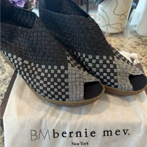 NIB Bernie Mev Sabrina Black Metallic Pewter Wedges Sz EU40